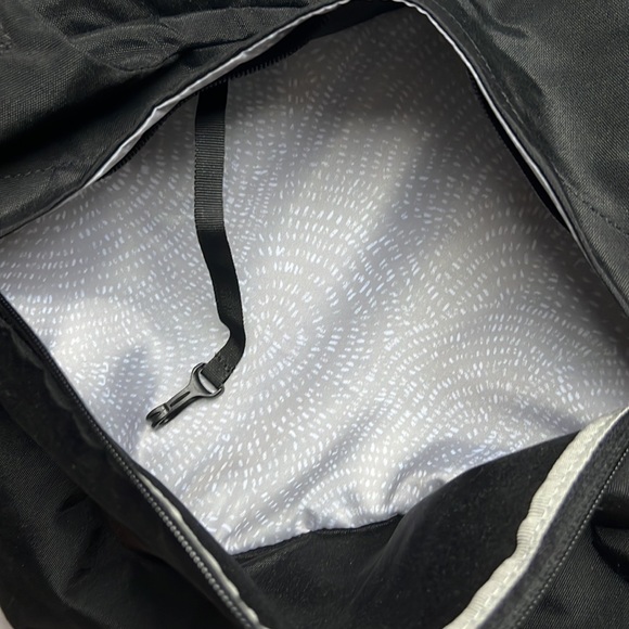 Eddie Bauer Black crossbody Workout Bag NWOT - Picture 9 of 15